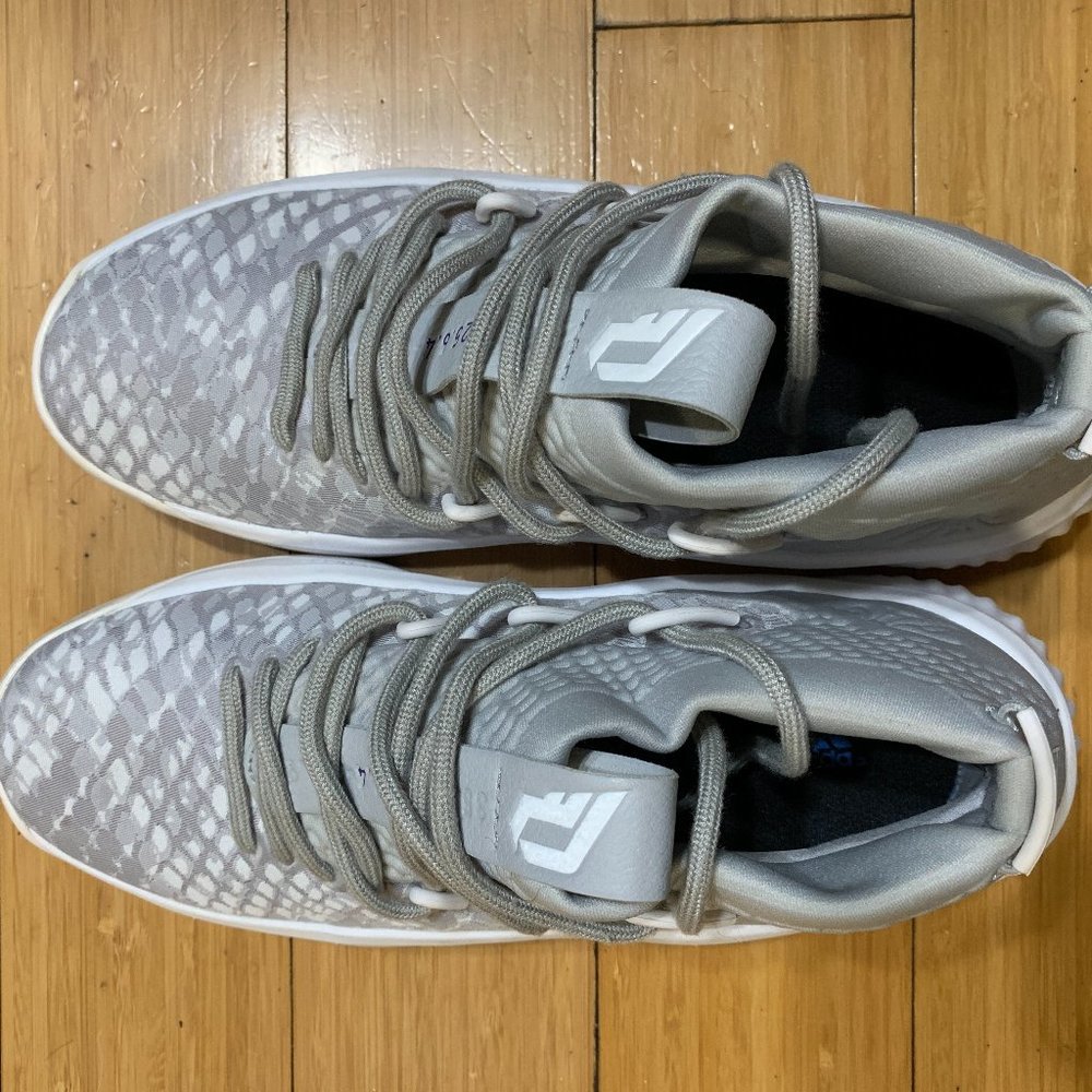 Gray/White Adidas Damian Lillard 4 size 7 Basketball Shoes